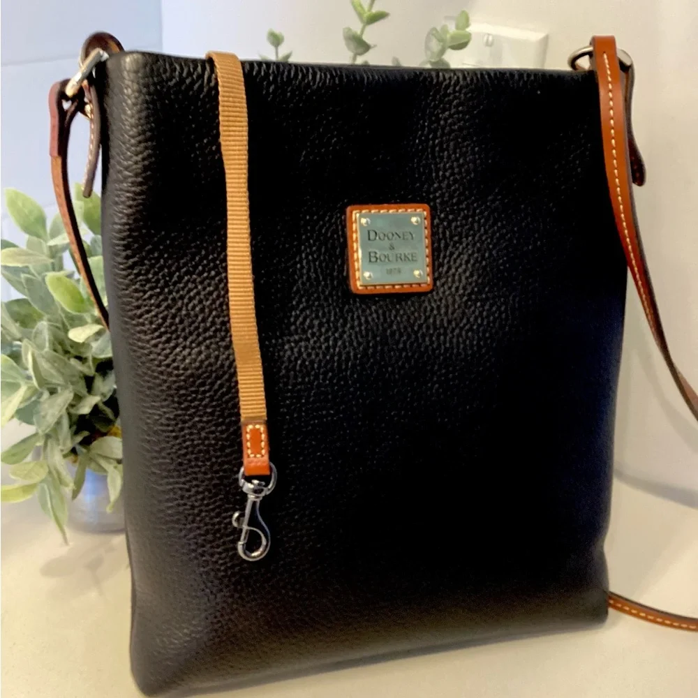 Dooney & Bourke Black Leather Crossbody Bag w Adjustable Strap - Picture 5 of 12
